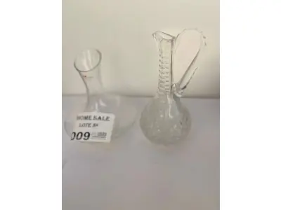 LOTE 009 -  01 DECANTER E 01 LICOLEIRA TRABALHADA, EM VIDRO.”. (NO ESTADO DE CONSERVAÇÃO QUE SE ENCONTRA)