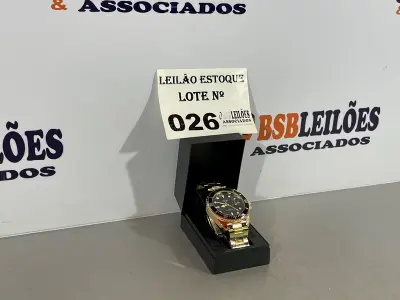 LOTE 026 - 01 RELÓGIO DOURADO COM PRETO (NO ESTADO, NÃO SABEMOS SE FUNCIONA. LEILÃO NÃO TEM GARANTIA E NEM DEVOLUÇÃO)