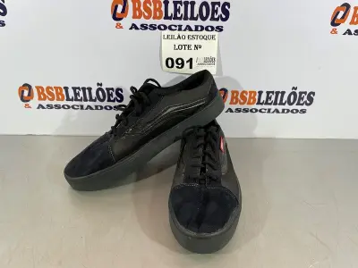 LOTE 091 - 01 TÊNIS CASUAL ALL BLACK (NO ESTADO, NÃO SABEMOS SE FUNCIONA. LEILÃO NÃO TEM GARANTIA E NEM DEVOLUÇÃO)