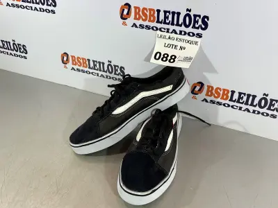 LOTE 088 - 01 TÊNIS CASUAL PRETO E BRANCO (NO ESTADO, NÃO SABEMOS SE FUNCIONA. LEILÃO NÃO TEM GARANTIA E NEM DEVOLUÇÃO)