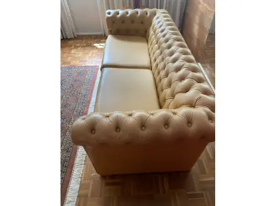 LOTE 020 - 01 SOFÁ CAPITONÉ EM COURO LEGÍTIMO, MODELO CLÁSSICO CHESTERFIELD MEDINDO 207L X 88P X 66A. (NO ESTADO, NÃO SABEMOS SE FUNCIONA. LEILÃO NÃO TEM GARANTIA E NEM DEVOLUÇÃO).