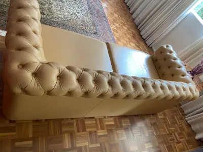 LOTE 020 - 01 SOFÁ CAPITONÉ EM COURO LEGÍTIMO, MODELO CLÁSSICO CHESTERFIELD MEDINDO 207L X 88P X 66A. (NO ESTADO, NÃO SABEMOS SE FUNCIONA. LEILÃO NÃO TEM GARANTIA E NEM DEVOLUÇÃO).