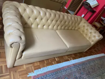 LOTE 020 - 01 SOFÁ CAPITONÉ EM COURO LEGÍTIMO, MODELO CLÁSSICO CHESTERFIELD MEDINDO 207L X 88P X 66A. (NO ESTADO, NÃO SABEMOS SE FUNCIONA. LEILÃO NÃO TEM GARANTIA E NEM DEVOLUÇÃO).