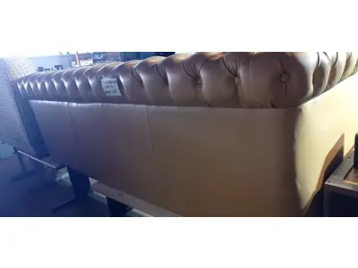 LOTE 020 - 01 SOFÁ CAPITONÉ EM COURO LEGÍTIMO, MODELO CLÁSSICO CHESTERFIELD MEDINDO 207L X 88P X 66A. (NO ESTADO, NÃO SABEMOS SE FUNCIONA. LEILÃO NÃO TEM GARANTIA E NEM DEVOLUÇÃO).