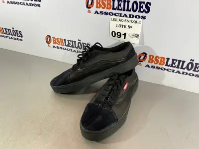 LOTE 091 - 01 TÊNIS CASUAL ALL BLACK (NO ESTADO, NÃO SABEMOS SE FUNCIONA. LEILÃO NÃO TEM GARANTIA E NEM DEVOLUÇÃO)