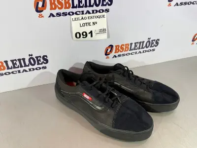 LOTE 091 - 01 TÊNIS CASUAL ALL BLACK (NO ESTADO, NÃO SABEMOS SE FUNCIONA. LEILÃO NÃO TEM GARANTIA E NEM DEVOLUÇÃO)