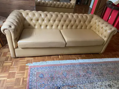 LOTE 020 - 01 SOFÁ CAPITONÉ EM COURO LEGÍTIMO, MODELO CLÁSSICO CHESTERFIELD MEDINDO 207L X 88P X 66A. (NO ESTADO, NÃO SABEMOS SE FUNCIONA. LEILÃO NÃO TEM GARANTIA E NEM DEVOLUÇÃO).