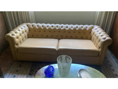 LOTE 020 - 01 SOFÁ CAPITONÉ EM COURO LEGÍTIMO, MODELO CLÁSSICO CHESTERFIELD MEDINDO 207L X 88P X 66A. (NO ESTADO, NÃO SABEMOS SE FUNCIONA. LEILÃO NÃO TEM GARANTIA E NEM DEVOLUÇÃO).