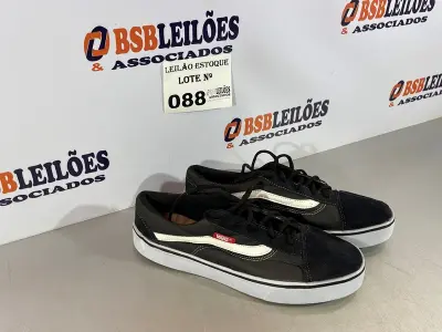 LOTE 088 - 01 TÊNIS CASUAL PRETO E BRANCO (NO ESTADO, NÃO SABEMOS SE FUNCIONA. LEILÃO NÃO TEM GARANTIA E NEM DEVOLUÇÃO)