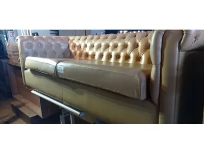 LOTE 020 - 01 SOFÁ CAPITONÉ EM COURO LEGÍTIMO, MODELO CLÁSSICO CHESTERFIELD MEDINDO 207L X 88P X 66A. (NO ESTADO, NÃO SABEMOS SE FUNCIONA. LEILÃO NÃO TEM GARANTIA E NEM DEVOLUÇÃO).