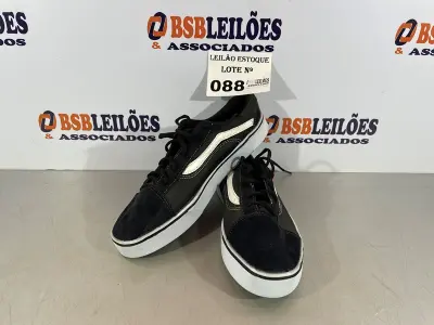 LOTE 088 - 01 TÊNIS CASUAL PRETO E BRANCO (NO ESTADO, NÃO SABEMOS SE FUNCIONA. LEILÃO NÃO TEM GARANTIA E NEM DEVOLUÇÃO)
