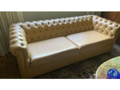 LOTE 020 - 01 SOFÁ CAPITONÉ EM COURO LEGÍTIMO, MODELO CLÁSSICO CHESTERFIELD MEDINDO 207L X 88P X 66A. (NO ESTADO, NÃO SABEMOS SE FUNCIONA. LEILÃO NÃO TEM GARANTIA E NEM DEVOLUÇÃO).