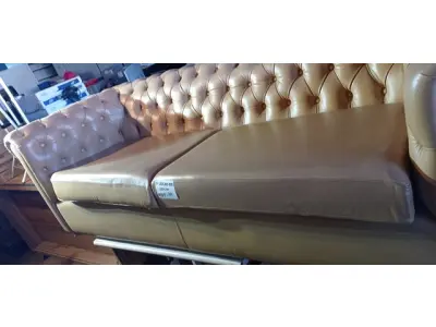 LOTE 020 - 01 SOFÁ CAPITONÉ EM COURO LEGÍTIMO, MODELO CLÁSSICO CHESTERFIELD MEDINDO 207L X 88P X 66A. (NO ESTADO, NÃO SABEMOS SE FUNCIONA. LEILÃO NÃO TEM GARANTIA E NEM DEVOLUÇÃO).