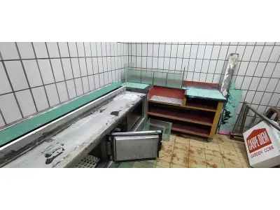 LOTE 036 - 01 BALCÃO REFRIGERADO (SEM MOTOR), COM TAMPO DE GRANITO, PRATELEIRA DE VIDRO E 01 BALCÃO EM MADEIRA.(NO ESTADO, NÃO SABEMOS SE FUNCIONA. LEILÃO NÃO TEM GARANTIA E NEM DEVOLUÇÃO).