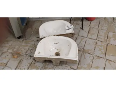 LOTE 046 - 02 PIAS DE LOUÇA.(NO ESTADO QUE SE ENCONTRAM. LEILÃO NÃO TEM GARANTIA E NEM DEVOLUÇÃO).