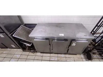 LOTE 034 - 01 BALCÃO DE 03 PORTAS EM INOX. (NO ESTADO, NÃO SABEMOS SE FUNCIONA. LEILÃO NÃO TEM GARANTIA E NEM DEVOLUÇÃO).