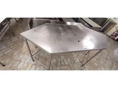 LOTE 025 - 01 MESA PARA CHOPEIRA EM INOX HEXAGONAL MEDINDO 0,96 DE LARGURA X 106 DE ALTURA. (NO ESTADO DE CONSERVAÇÃO QUE SE ENCONTRA. LEILÃO NÃO TEM GARANTIA E NEM DEVOLUÇÃO).