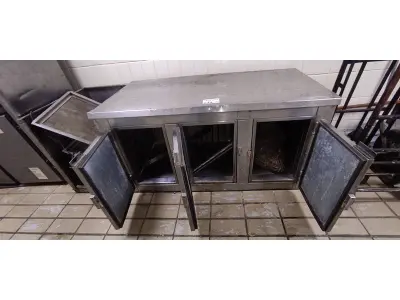 LOTE 034 - 01 BALCÃO DE 03 PORTAS EM INOX. (NO ESTADO, NÃO SABEMOS SE FUNCIONA. LEILÃO NÃO TEM GARANTIA E NEM DEVOLUÇÃO).