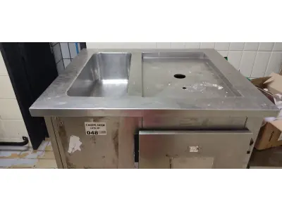 LOTE 048 - 01 BALCÃO DE INOX PARA CHOPEIRA.(NO ESTADO QUE SE ENCONTRA. LEILÃO NÃO TEM GARANTIA E NEM DEVOLUÇÃO).