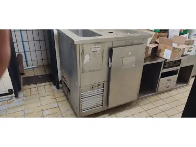 LOTE 048 - 01 BALCÃO DE INOX PARA CHOPEIRA.(NO ESTADO QUE SE ENCONTRA. LEILÃO NÃO TEM GARANTIA E NEM DEVOLUÇÃO).