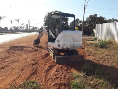 LOTE 001 - 01 MINI ESCAVADEIRA MODELO BOB CAT 325, ANO 2009, HORIMETRO 4000HR (NO ESTADO)