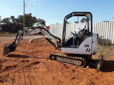 LOTE 001 - 01 MINI ESCAVADEIRA MODELO BOB CAT 325, ANO 2009, HORIMETRO 4000HR (NO ESTADO)