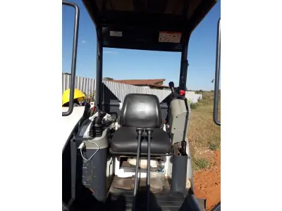 LOTE 001 - 01 MINI ESCAVADEIRA MODELO BOB CAT 325, ANO 2009, HORIMETRO 4000HR (NO ESTADO)