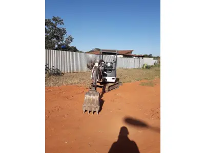 LOTE 001 - 01 MINI ESCAVADEIRA MODELO BOB CAT 325, ANO 2009, HORIMETRO 4000HR (NO ESTADO)