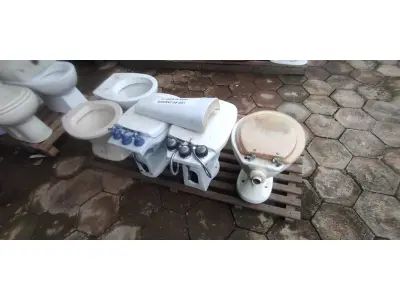 LOTE 070 - 03 VASOS SANITÁRIOS E 02 BIDÊS (NO ESTADO, NÃO SABEMOS SE FUNCIONA. LEILÃO NÃO TEM GARANTIA E NEM DEVOLUÇÃO).