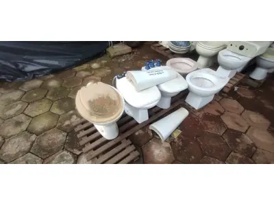 LOTE 070 - 03 VASOS SANITÁRIOS E 02 BIDÊS (NO ESTADO, NÃO SABEMOS SE FUNCIONA. LEILÃO NÃO TEM GARANTIA E NEM DEVOLUÇÃO).