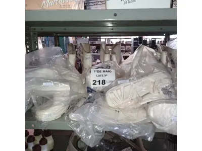 LOTE 218 - 09 PARES DE BOTINAS DE PVC NA COR BRANCA Nº34. (NO ESTADO, LEILÃO NÃO TEM GARANTIA E NEM DEVOLUÇÃO, SUJEITO A POSSÍVEIS AVARIAS VISÍVEIS/OCULTAS E/OU AUSÊNCIA DE COMPONENTES).