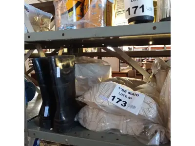 LOTE 173 - 06 PARES DE BOTINAS EM PVC NA COR BRANCA Nº34, 01 NÚMERO 36 E 01 NA COR PRETA Nº40 MARCAS DIVERSAS. (NO ESTADO, LEILÃO NÃO TEM GARANTIA E NEM DEVOLUÇÃO, SUJEITO A POSSÍVEIS AVARIAS VISÍVEIS/OCULTAS E/OU AUSÊNCIA DE COMPONENTES).