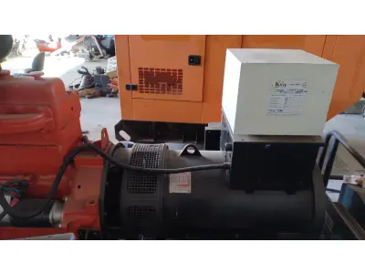 LOTE 002 - 01 GRUPO MOTOR GERADOR 250 KVA, MOTOR MWM 6 CILINDROS DSC11, BOMBA INJETORA BOSH, GERADOR WEG GTA 250, POTÊNCIA 250 KVA, CORRENTE 250 A , QUADRO DE PARTIDA MANUAL, DISJUNTOR DE PROTEÇÃO 400 A, TANQUE EXTERNO 250 LITROS, ANO MAIO DE 1999, SEM CARENAGEM (NO ESTADO)