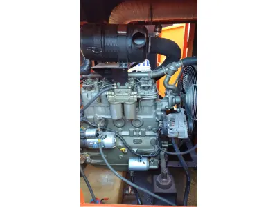 LOTE 006 - 01 GRUPO MOTOR GERADOR 55 KVA, MOTOR MWM 4 CILINDROS D229, BOMBA INJETORA EM LINHA BOSCH, 02 BATERIA DE 80 A, GERADOR WEG,POTÊNCIA 55 KVA, CORRENTE 60 A,QUADRO DE PARTIDA MANUAL,ANO 2009, CARENADO SILENCIADO, FUNCIONANDO 100 %, BOMBA E BICOS REVISADOS. (NO ESTADO)