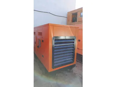 LOTE 005 - 01 GRUPO MOTOR GERADOR 55 KVA, MOTOR MWM 4 CILINDROS D229, BOMBA INJETORA EM LINHA BOSCH, 02 BATERIA DE 80 A, GERADOR WEG, POTÊNCIA 55 KVA, CORRENTE 60 A, QUADRO DE PARTIDA MANUAL, ANO 2009, CARENADO SILENCIADO, FUNCIONANDO 100 %, BOMBA E BICOS REVISADOS. (NO ESTADO)