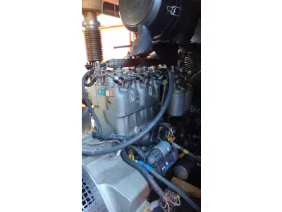 LOTE 006 - 01 GRUPO MOTOR GERADOR 55 KVA, MOTOR MWM 4 CILINDROS D229, BOMBA INJETORA EM LINHA BOSCH, 02 BATERIA DE 80 A, GERADOR WEG,POTÊNCIA 55 KVA, CORRENTE 60 A,QUADRO DE PARTIDA MANUAL,ANO 2009, CARENADO SILENCIADO, FUNCIONANDO 100 %, BOMBA E BICOS REVISADOS. (NO ESTADO)