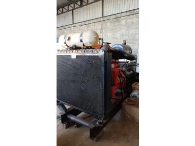 LOTE 002 - 01 GRUPO MOTOR GERADOR 250 KVA, MOTOR MWM 6 CILINDROS DSC11, BOMBA INJETORA BOSH, GERADOR WEG GTA 250, POTÊNCIA 250 KVA, CORRENTE 250 A , QUADRO DE PARTIDA MANUAL, DISJUNTOR DE PROTEÇÃO 400 A, TANQUE EXTERNO 250 LITROS, ANO MAIO DE 1999, SEM CARENAGEM (NO ESTADO)