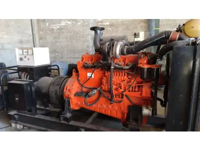 LOTE 002 - 01 GRUPO MOTOR GERADOR 250 KVA, MOTOR MWM 6 CILINDROS DSC11, BOMBA INJETORA BOSH, GERADOR WEG GTA 250, POTÊNCIA 250 KVA, CORRENTE 250 A , QUADRO DE PARTIDA MANUAL, DISJUNTOR DE PROTEÇÃO 400 A, TANQUE EXTERNO 250 LITROS, ANO MAIO DE 1999, SEM CARENAGEM (NO ESTADO)