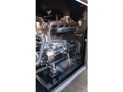 LOTE 001 - 01 GRUPO MOTOR GERADOR 81 KVA, MOTOR MWM 6 CILINDROS D229-6, BOMBA INJETORA BOSH, 01 BATERIA DE 100 A, GERADOR CRAMACO, POTÊNCIA 81 KVA, CORRENTE 115 A, QUADRO DE PARTIDA MANUAL, QUADRO DE TRANSFERÊNCIA AUTOMÁTICA, DISJUNTOR DE PROTEÇÃO 250 A, TÁNQUE NA BASE DE 120 LITROS, ANO JULHO DE 2006, CARENADO .(NO ESTADO)