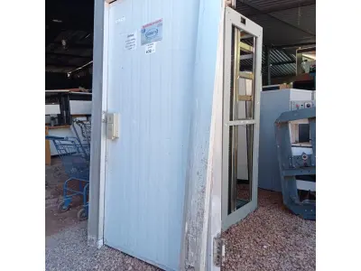 LOTE 632 - 01 PORTA PARA CÂMARA FRIA. (NO ESTADO, LEILÃO NÃO TEM GARANTIA E NEM DEVOLUÇÃO, SUJEITO A POSSÍVEIS AVARIAS VISÍVEIS/OCULTAS E/OU AUSÊNCIA DE COMPONENTES).