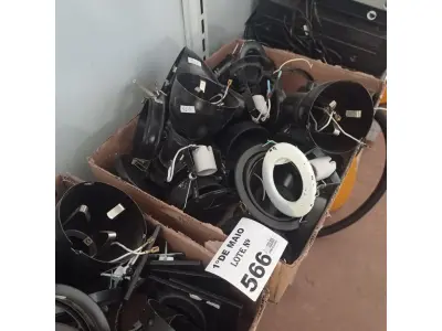 LOTE 566 - 01 LOTE COM VÁRIAS LUMINÁRIAS MARCAS E MODELOS DIVERSOS. (NO ESTADO, LEILÃO NÃO TEM GARANTIA E NEM DEVOLUÇÃO, SUJEITO A POSSÍVEIS AVARIAS VISÍVEIS/OCULTAS E/OU AUSÊNCIA DE COMPONENTES).