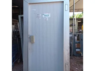 LOTE 632 - 01 PORTA PARA CÂMARA FRIA. (NO ESTADO, LEILÃO NÃO TEM GARANTIA E NEM DEVOLUÇÃO, SUJEITO A POSSÍVEIS AVARIAS VISÍVEIS/OCULTAS E/OU AUSÊNCIA DE COMPONENTES).
