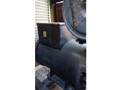 LOTE 003 - 01 GRUPO MOTOR GERADOR 450 KVA, MOTOR DAEWOO 6 CILINDROS, BOMBA INJETORA EM LINHA, 02 BATERIA DE 150 A, GERADOR WEG GTA, POTÊNCIA 450 KVA, CORRENTE 500 A, QUADRO DE PARTIDA MANUAL, FUSÍVEL DE PROTEÇÃO 500 A, TÁNQUE NA BASE DE 250 LITROS, ANO JULHO DE 2001, CARENADO .(NO ESTADO)