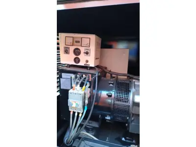 LOTE 001 - 01 GRUPO MOTOR GERADOR 81 KVA, MOTOR MWM 6 CILINDROS D229-6, BOMBA INJETORA BOSH, 01 BATERIA DE 100 A, GERADOR CRAMACO, POTÊNCIA 81 KVA, CORRENTE 115 A, QUADRO DE PARTIDA MANUAL, QUADRO DE TRANSFERÊNCIA AUTOMÁTICA, DISJUNTOR DE PROTEÇÃO 250 A, TÁNQUE NA BASE DE 120 LITROS, ANO JULHO DE 2006, CARENADO .(NO ESTADO)