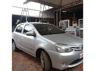 LOTE 471 - 01 TOYOTA ETIOS HB X NA COR PRATA; ALCOOL/GASOLINA; ANO 2014. (NO ESTADO)