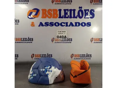 LOTE 040 - 01 BOLA DE BASQUETE E 01 BOLA DE FUTEBOL. (NO ESTADO, LEILÃO NÃO TEM GARANTIA E NEM DEVOLUÇÃO, SUJEITO A POSSÍVEIS AVARIAS VISÍVEIS/OCULTAS E/OU AUSÊNCIA DE COMPONENTES).