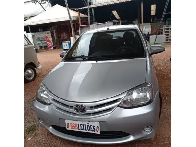 LOTE 471 - 01 TOYOTA ETIOS HB X NA COR PRATA; ALCOOL/GASOLINA; ANO 2014. (NO ESTADO)