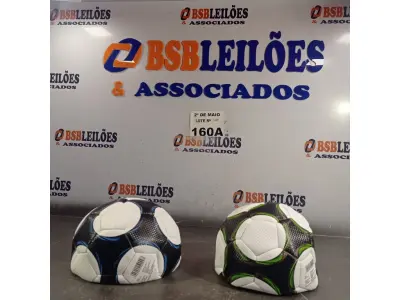 LOTE 160 - 02 BOLAS DE FUTEBOL. (NO ESTADO, LEILÃO NÃO TEM GARANTIA E NEM DEVOLUÇÃO, SUJEITO A POSSÍVEIS AVARIAS VISÍVEIS/OCULTAS E/OU AUSÊNCIA DE COMPONENTES).