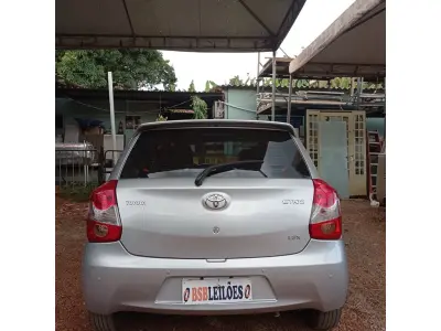 LOTE 471 - 01 TOYOTA ETIOS HB X NA COR PRATA; ALCOOL/GASOLINA; ANO 2014. (NO ESTADO)