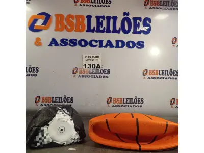 LOTE 130 - 01 BOLA DE BASQUETE E 01 BOLA DE FUTEBOL. (NO ESTADO, LEILÃO NÃO TEM GARANTIA E NEM DEVOLUÇÃO, SUJEITO A POSSÍVEIS AVARIAS VISÍVEIS/OCULTAS E/OU AUSÊNCIA DE COMPONENTES).